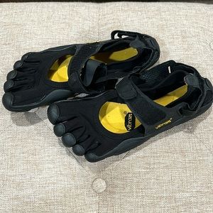 Vibrant five finger running shoes size 39  - black